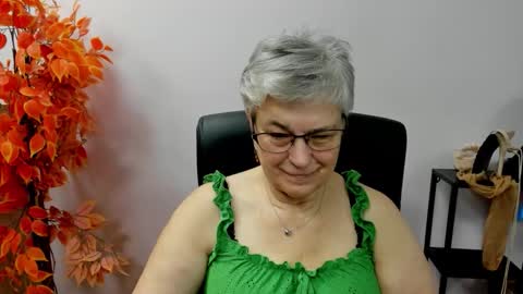 Snapshot of iris_xdesire chatting on October 17, 7:33 am I R I S online show from October 17, 7:33 am