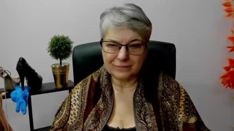 Snapshot of iris_xdesire chatting on February 18, 7:32 am I R I S online show from February 18, 7:32 am