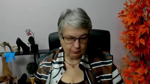 Snapshot of iris_xdesire chatting on December 12, 7:19 am I R I S online show from December 12, 7:19 am