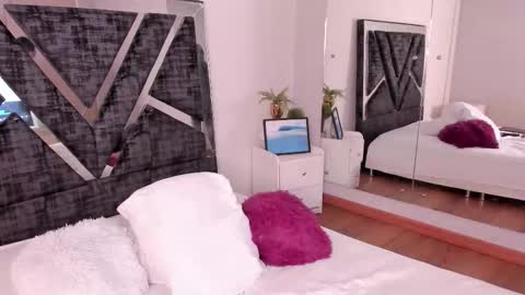 oIssaJonneso online show from February 17, 1:10 pm