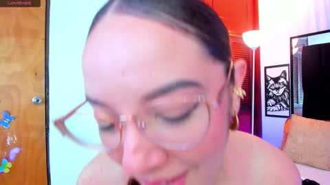 Isabella Your Queen  online show from March 21, 1:21 am