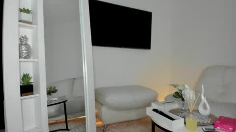 ISABEL online show from April 17, 7:27 pm