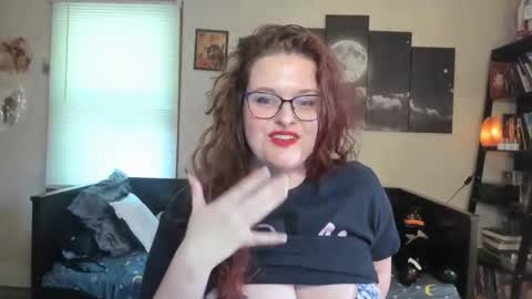 isabellamariedarcy online show from April 22, 9:45 pm