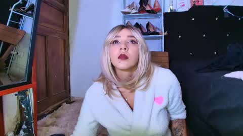 isabelle_sara online show from June 7, 8:04 pm