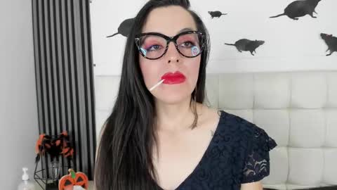 Isis Noir online show from October 25, 7:43 pm