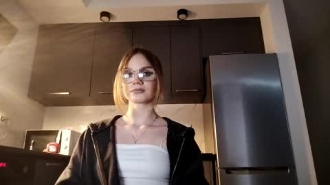 Mia online show from April 8, 5:15 pm