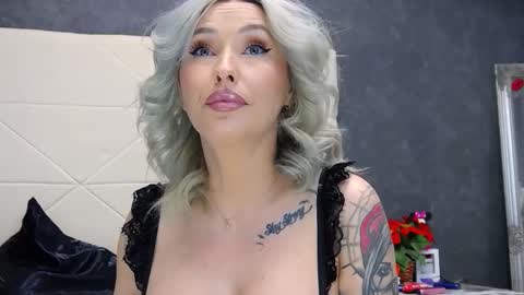 IssaSmyth online show from April 26, 7:17 am