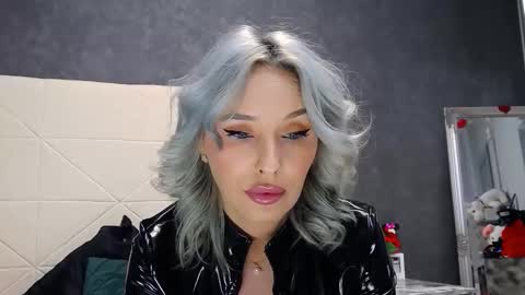 IssaSmyth online show from April 18, 6:49 am