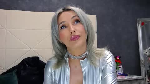 IssaSmyth online show from April 25, 7:33 am