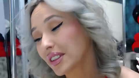 IssaSmyth online show from April 22, 7:27 am