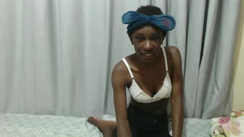 Snapshot of itslaynne chatting on October 9, 10:41 am Laynne online show from October 9, 10:41 am