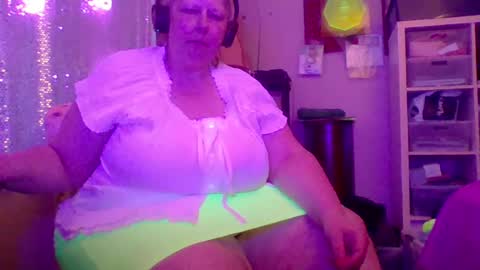ivyjane3522 online show from June 21, 2:26 am