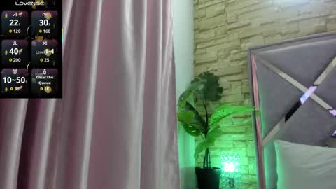 jade white  online show from September 22, 12:36 pm