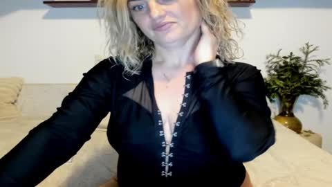 Snapshot of jadore_able82 chatting on January 6, 3:09 am elena online show from January 6, 3:09 am