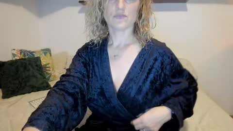 Snapshot of jadore_able82 chatting on March 12, 3:24 am elena online show from March 12, 3:24 am