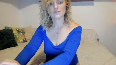 Snapshot of jadore_able82 chatting on February 12, 2:45 am elena online show from February 12, 2:45 am