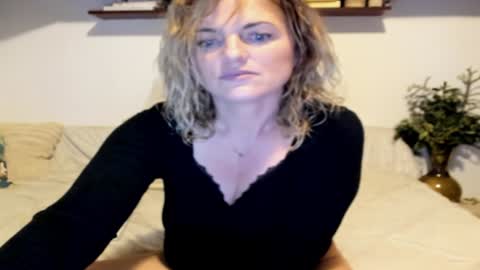 Snapshot of jadore_able82 chatting on January 7, 2:53 am elena online show from January 7, 2:53 am