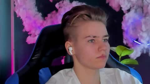 jean_wilsons online show from April 13, 11:33 am