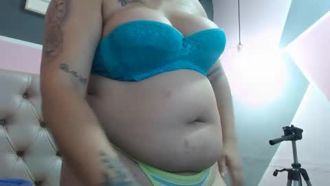 Snapshot of jess_beauty chatting on December 5, 11:40 pm jess beauty online show from December 5, 11:40 pm
