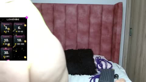 Snapshot of jolie__colettee_ chatting on December 29, 10:25 pm Jolie online show from December 29, 10:25 pm