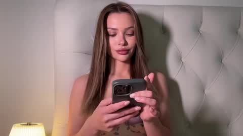 Jennie and Sophia online show from April 16, 11:10 am