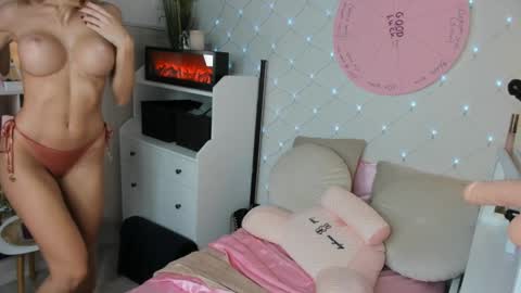 Snapshot of juicy_pussie chatting on January 1, 5:11 pm Tatjana online show from January 1, 5:11 pm