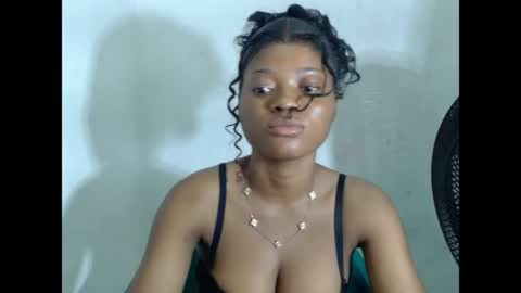 juicynpinkx online show from April 17, 3:47 pm