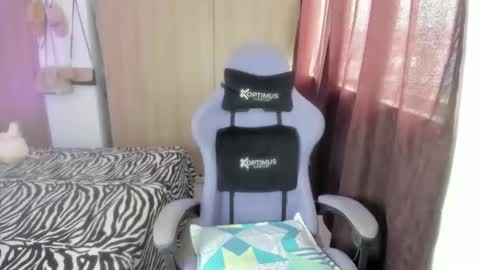 juli_santos_22 online show from April 18, 9:26 pm