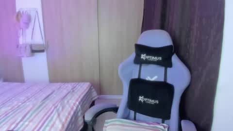 juli_santos_22 online show from April 27, 3:47 am