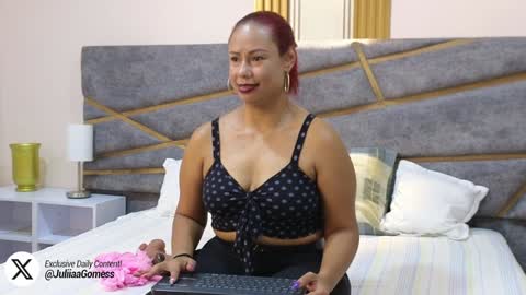 Snapshot of julia_gomes chatting on January 7, 7:28 pm Julia Gomes online show from January 7, 7:28 pm