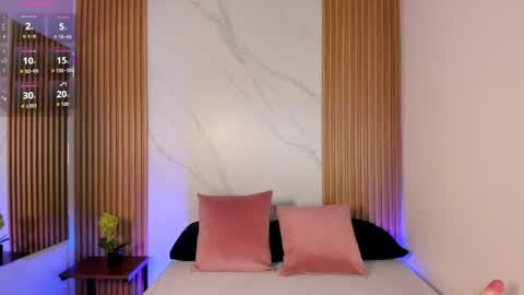 J U L IA   M A R T I N E Z online show from April 13, 11:44 am