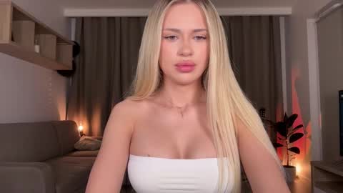 Julia R Le online show from September 16, 8:28 pm