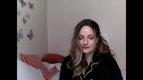 juliaua online show from February 5, 8:14 pm