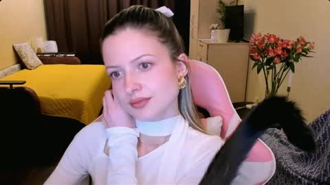 Julie online show from April 4, 2:38 pm