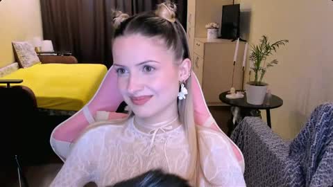 Julie online show from April 26, 3:32 pm