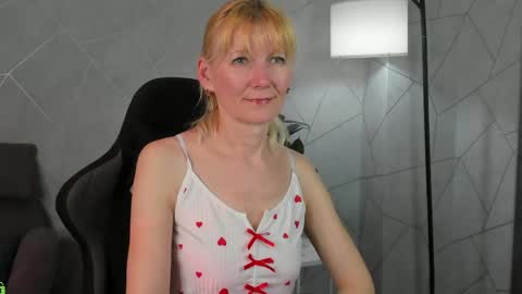 Julie Lucasss online show from April 24, 10:51 am