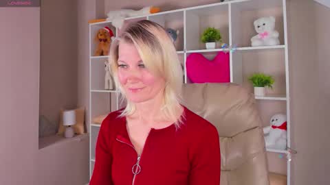 Julie Lucasss online show from February 24, 9:30 am