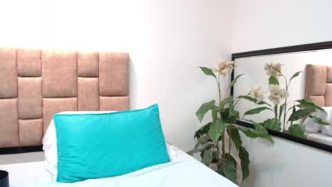 Julieehabubu online show from April 21, 1:42 am