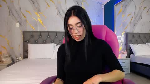 Snapshot of julieta_de_los_angeles chatting on February 4, 3:44 am Julieta online show from February 4, 3:44 am