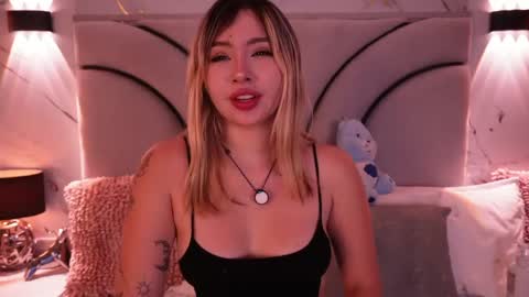 jullianapriv_ online show from April 27, 2:25 pm