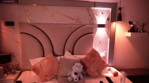 jullianapriv_ online show from April 20, 2:42 pm