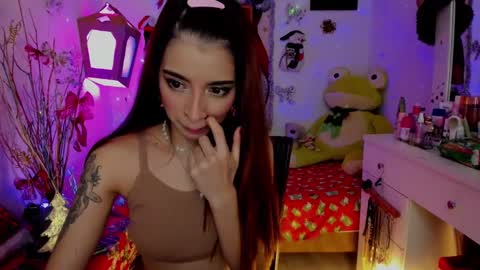 Snapshot of justmia_ chatting on December 16, 1:21 am Mia online show from December 16, 1:21 am
