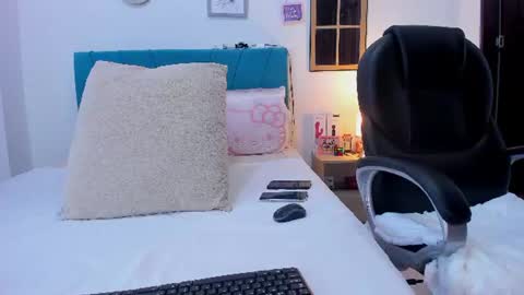 Kamilalopez online show from July 7, 9:39 pm