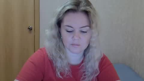 karennelsonx online show from April 26, 7:06 am