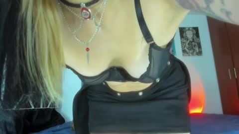 KARINNA  RAVEN online show from October 23, 1:44 am