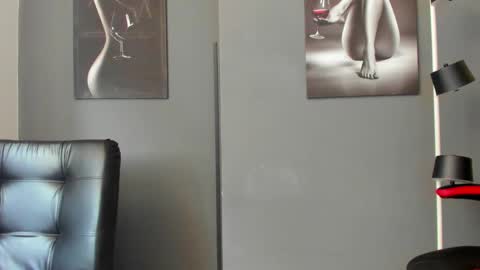   online show from December 3, 4:42 pm