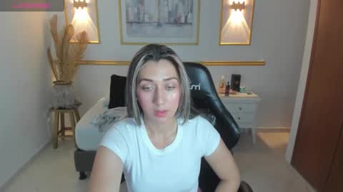 karlyy_ online show from December 18, 7:18 pm