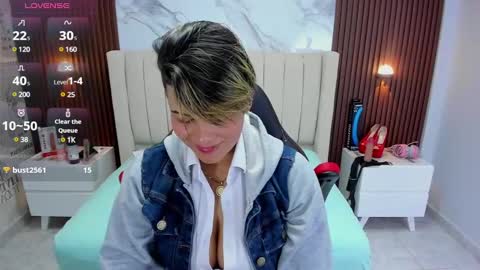 Snapshot of karolandluna chatting on February 27, 2:42 am Karoll online show from February 27, 2:42 am