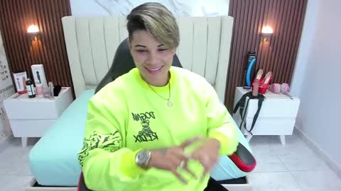 Snapshot of karolandluna chatting on February 24, 2:38 am Karoll online show from February 24, 2:38 am