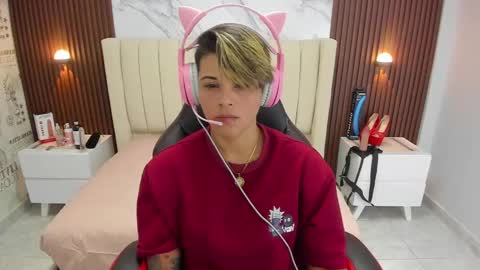 Snapshot of karolandluna chatting on February 25, 2:36 am Karoll online show from February 25, 2:36 am